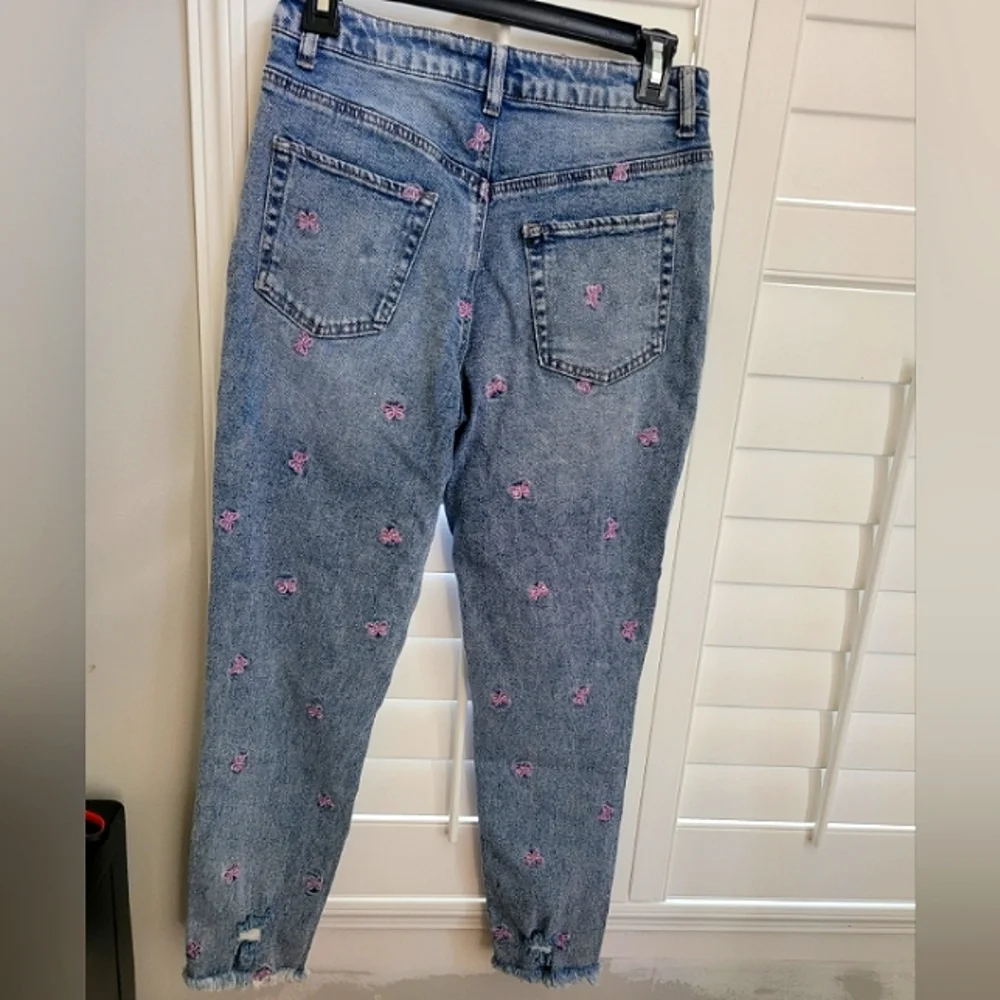 Tinseltown Embroidered Butterfly Jeans Size 7 Light Blue Distressed Holes Youth - Picture 2 of 4